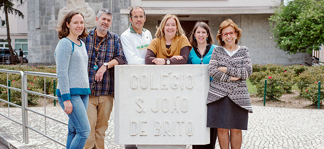 Rosário Farmhouse, coordenadora do Gabinete de Formação Humana do CSJB, com a equipa de professores e responsáveis do ComPARtilha